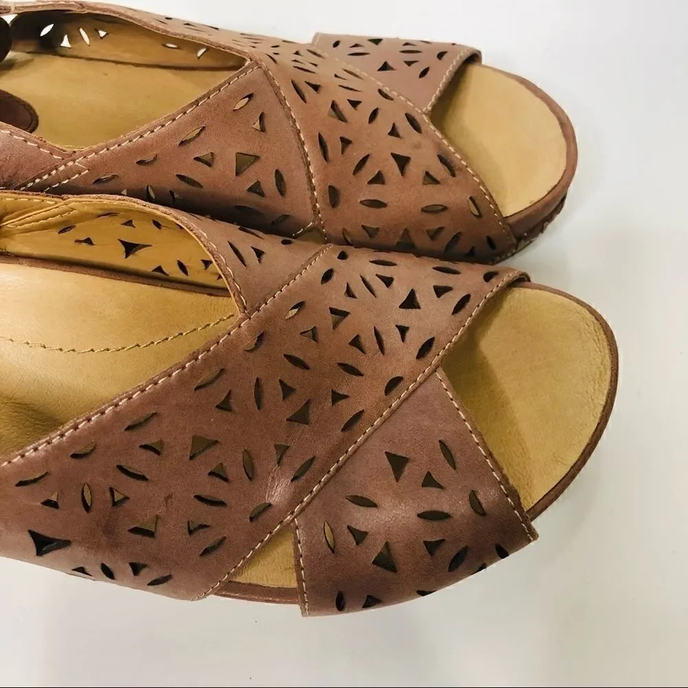 Earth Aries Brown Leather Wedge Comfort Sandals Lasercut 9.5 B